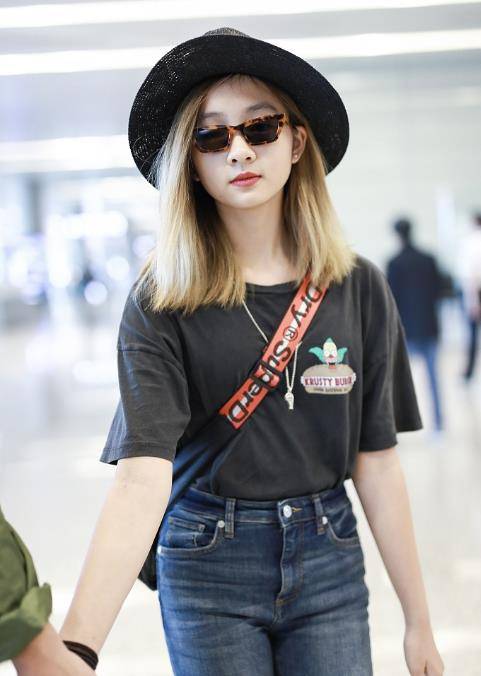 李亚鹏:因商演王菲心灰意冷,亲吻女儿大腿引热议,他到底有多作_李嫣