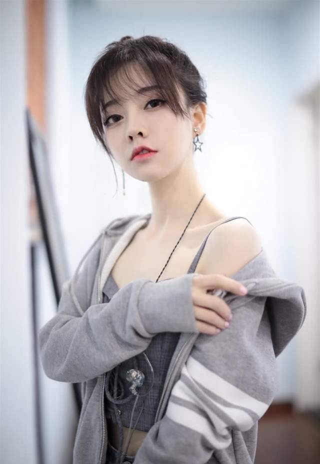 冯提莫的9种穿搭,第1种少女,第5种时尚,看到最后一种:爱了_感觉_衣服