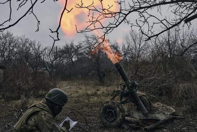 俄軍子母彈突然殺到頭頂,末敏彈炸出兩團黑煙,烏軍