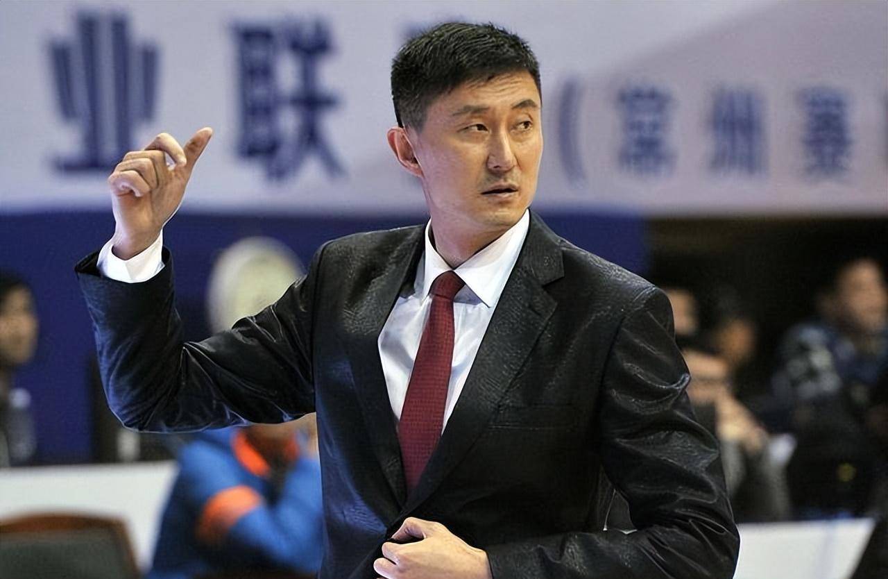 在广东男篮输给天津队的比赛结束后,广东男篮球员和主教练杜峰都被说