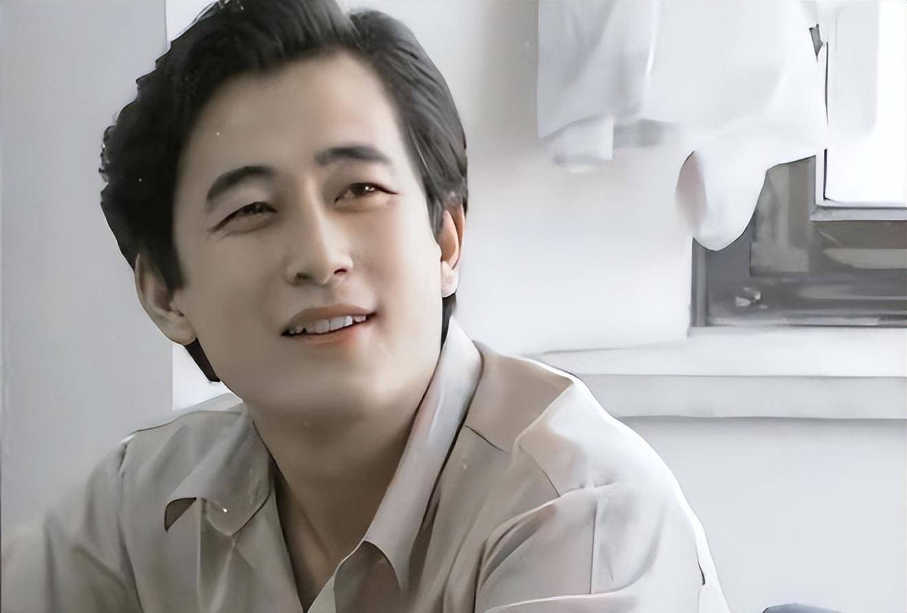 他从小成长在一个父母都是聋哑人的家庭里,这也就注定了他是在受歧视