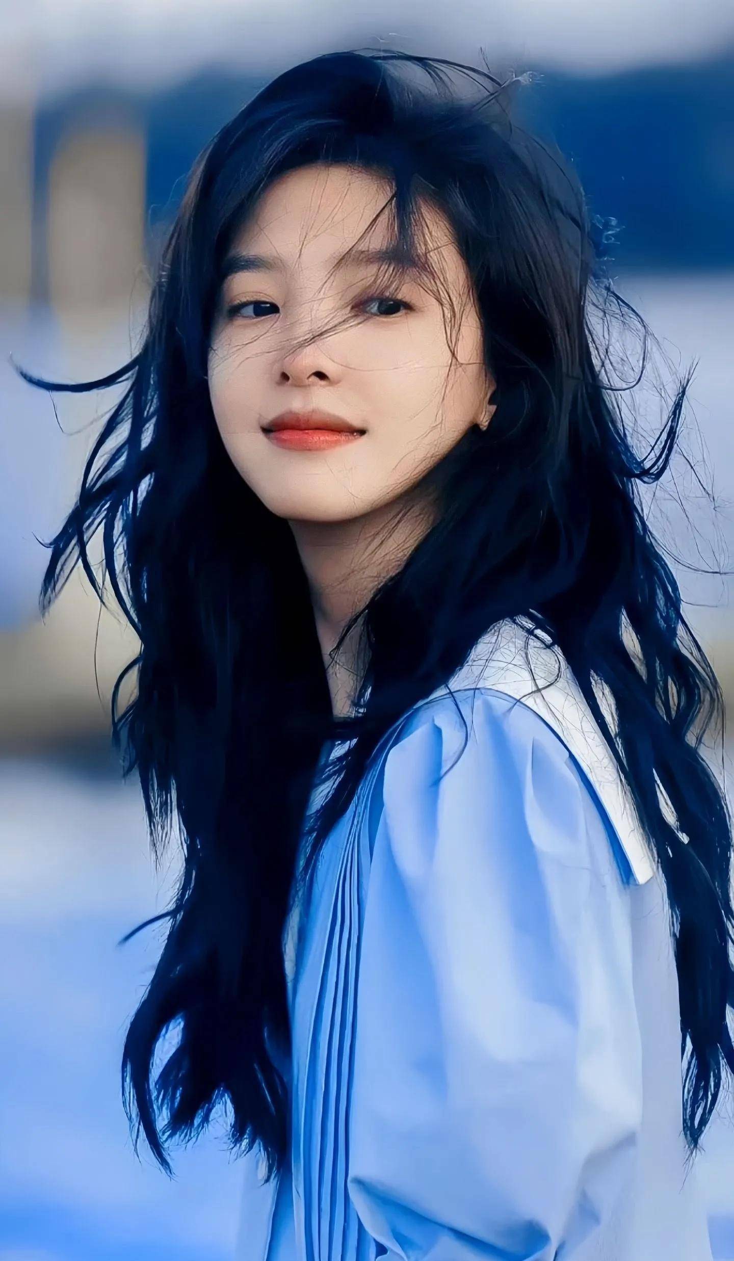 章若楠以公主头造型亮相,碎花连衣裙展现优雅气质_活动_观众_发型