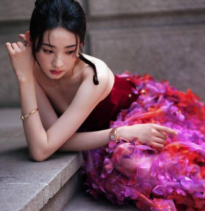 张艺凡红色抹胸花朵裙,轻柔甜美,娇俏可人的小仙女_时尚_态度_形象
