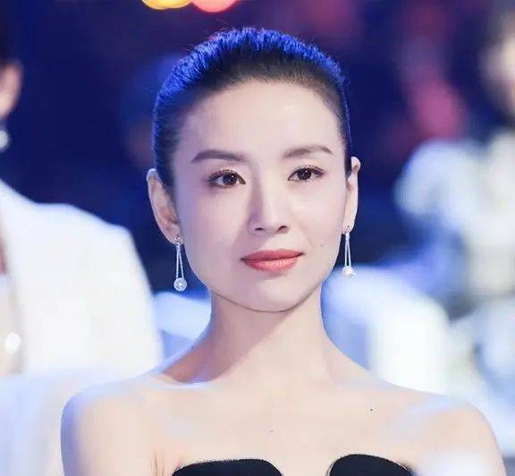 "激吻门"11年后,董洁被爆恋上小鲜肉,43岁的她脸都不要了.