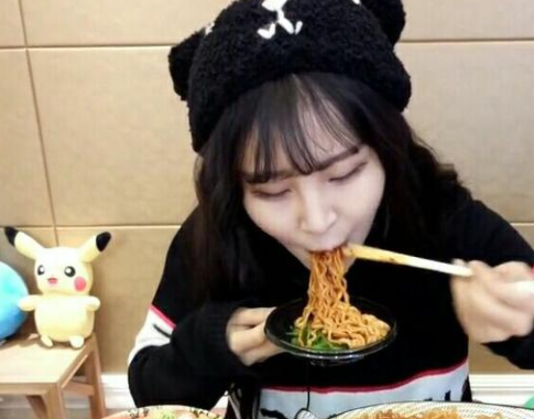 猫妹妹受不了舆论压力,喊话前男友达少出面澄清,疑似想离开公司_辛巴