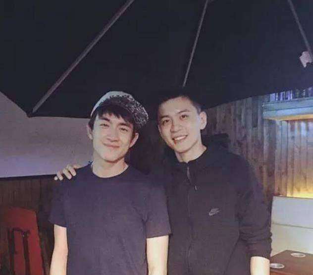 杨鸣疑婚内出轨,与情人搂抱合影曝光,妻子发声,更多证据被扒_杨明