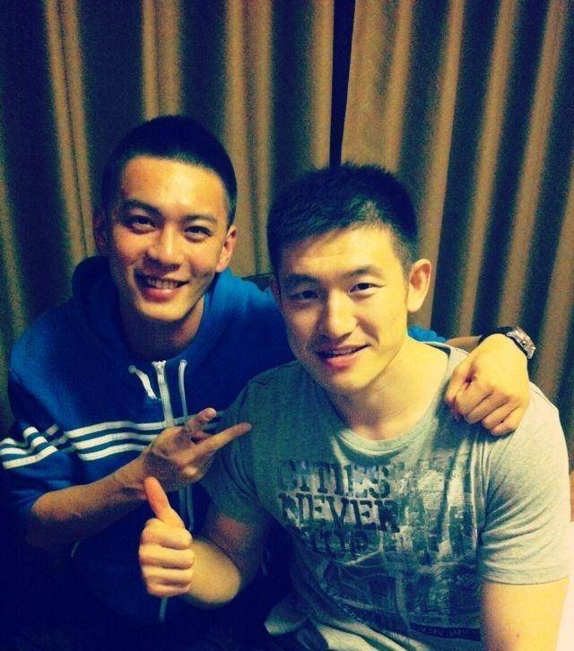 杨鸣从小到大和好友及家人的合照,什么样的女孩能驾驭这样的老公_篮球