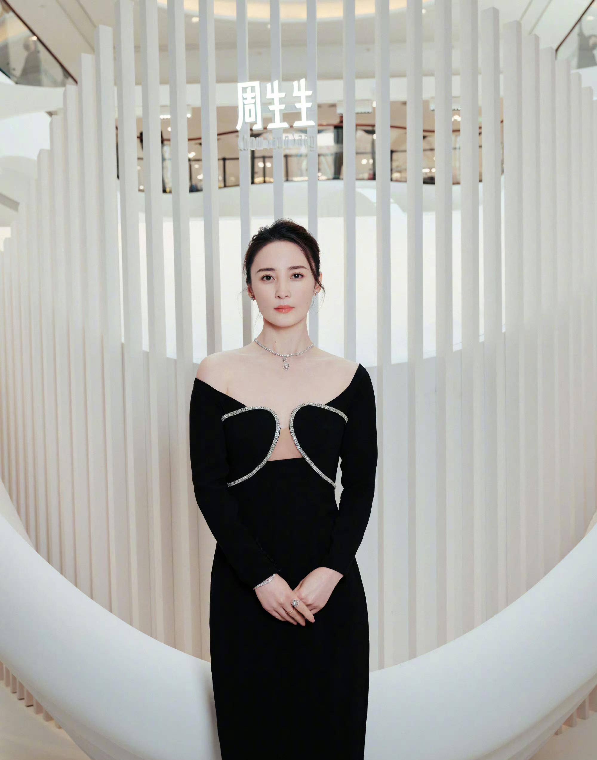 蒋勤勤"东京电影节",黑白长裙难掩曼妙身姿,47岁依旧倾国倾城_女性