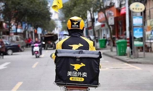 女子点外卖,亲弟穿着拖鞋送到床前,不许给差评,真有这么巧的事_弟弟