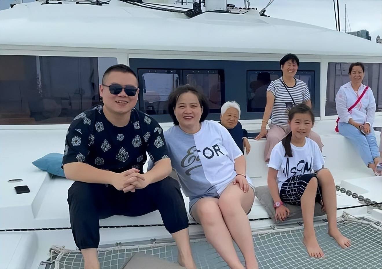 岳云鹏:给5个姐姐买车买房,把普通妻子当宝,弟弟却在农村种地_郭德纲