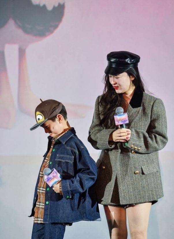 杜江夫妇现身青岛,霍思燕穿搭被指太土,网友称像20年前的打扮_孩子