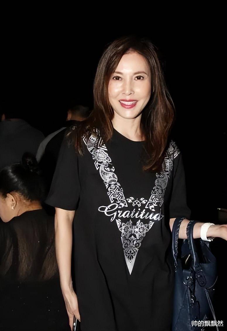 演员李婉华:嫁圈外老公,婚后连三胎,女儿比她还漂亮_表演_演艺圈_饭局