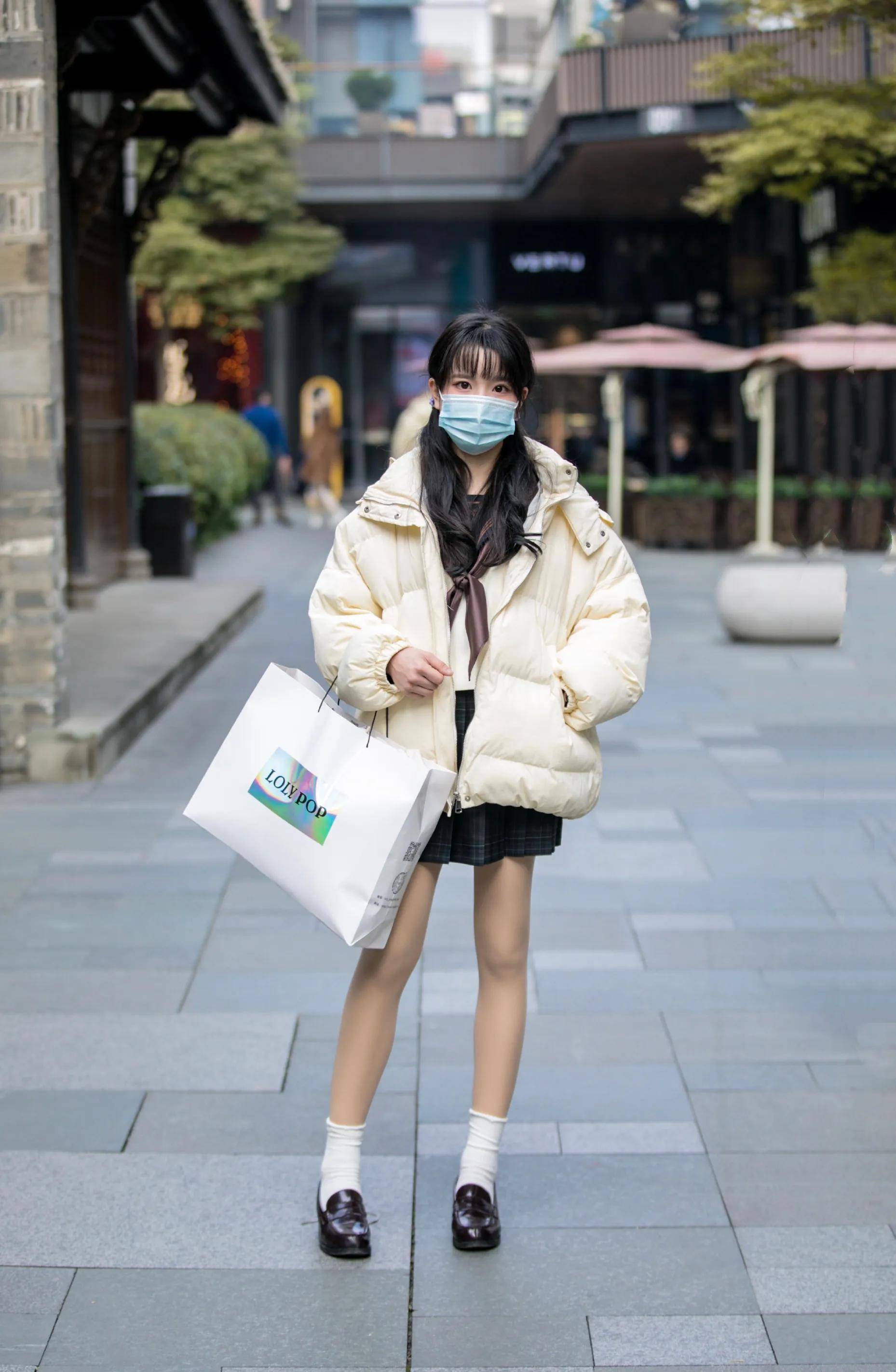 看了女生在北京的街拍,发现"羽绒服 迷你裙"穿起来时尚又显腿长_风格