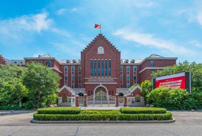 近日,天津东丽区衡实中学家长群一个视频被家长上传到到社交软件,只见