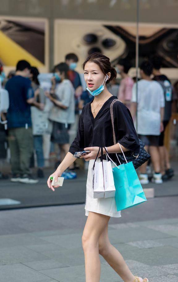 白色短款皮衣,搭配高腰牛仔裤,干净利落,显高又显瘦_时尚_身材_很高的