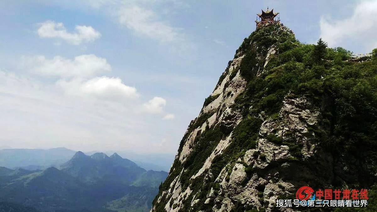 山環水繞的蓮花山_公路_遊人_山峰