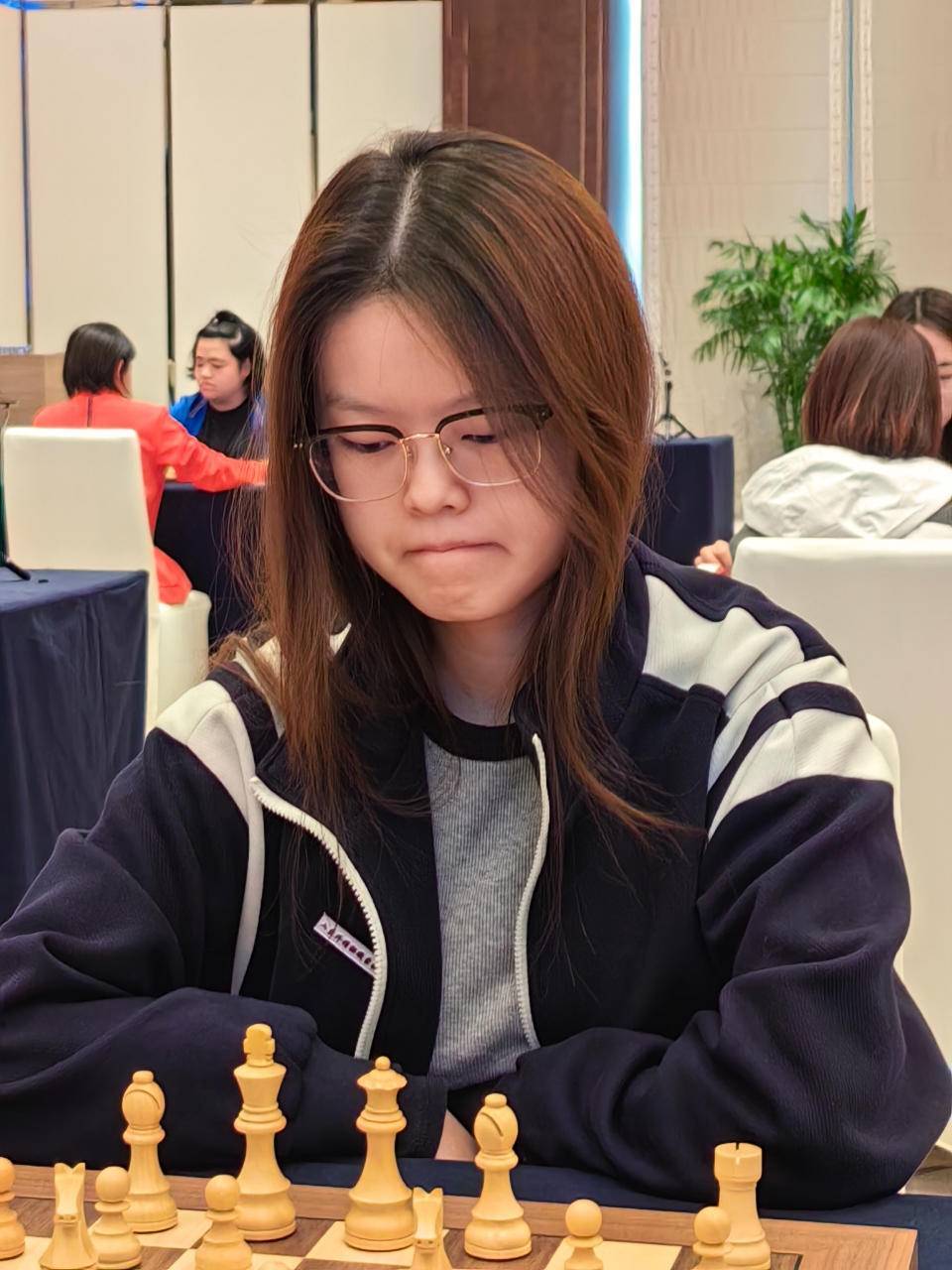 张潇胡聿女子台次的较量中,山外队张潇面对世界棋后居文君,可谓压力