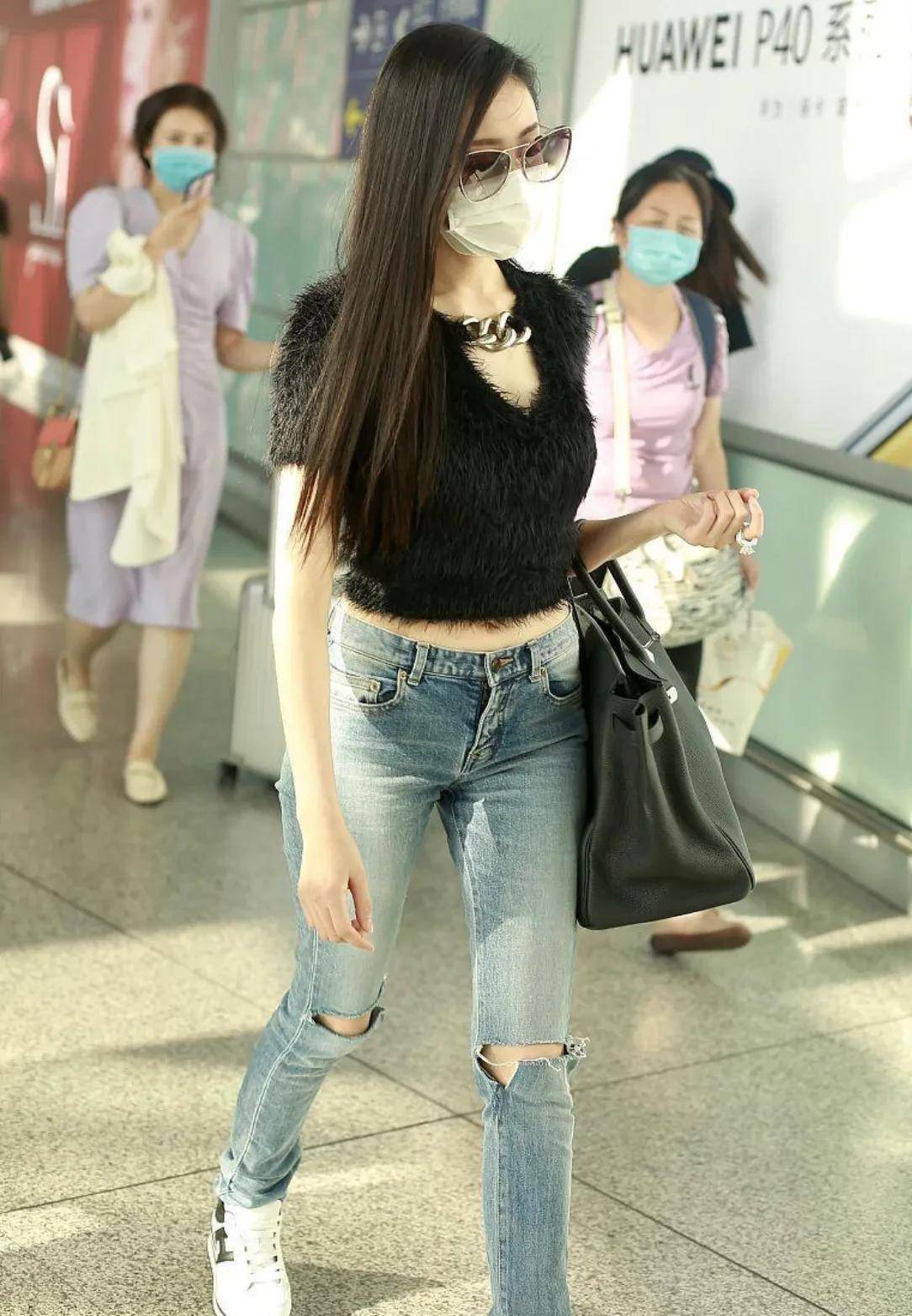 今年流行的紧身低腰牛仔裤,不仅显腿长而且显瘦,快看看吧_时尚_上衣