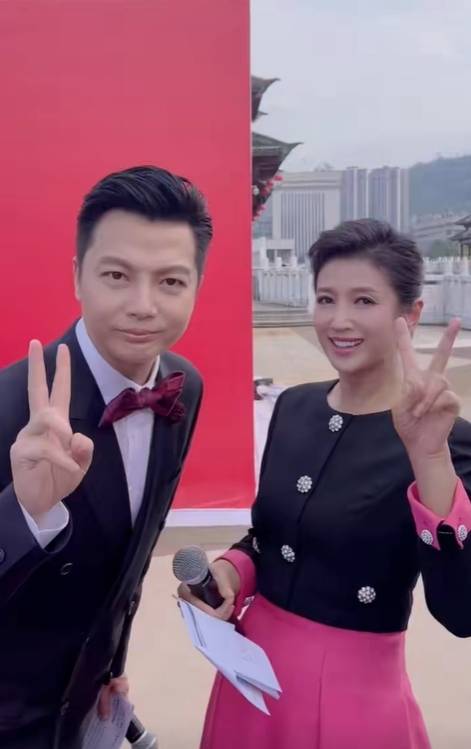 春妮:首搭央视一哥,晚会后台就受到"任鲁豫亲自给扇风"的待遇_徐春妮