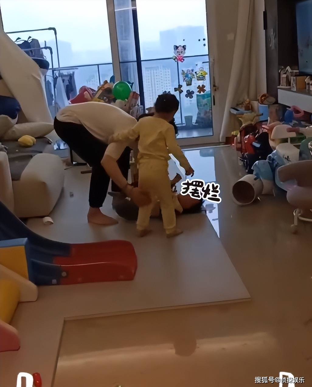 向佐独自带两娃秀爸爸力,豪宅内景罕曝光,客厅又小又乱超接地气