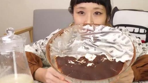 美女大胃王吃10斤“巧克力”，一勺下去就露馅，网友：又穿帮了(图3)