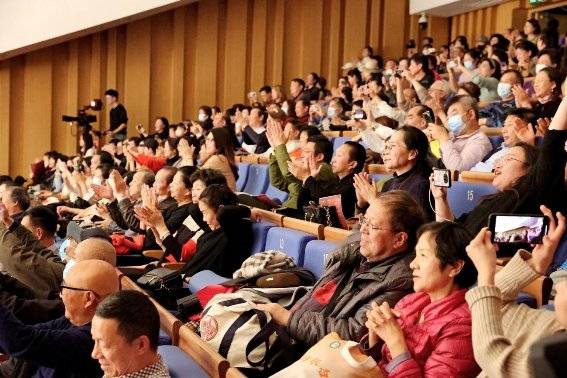 接著合唱團一氣呵成帶來女聲合唱《再別康橋》《葡萄園夜曲》掌聲未歇