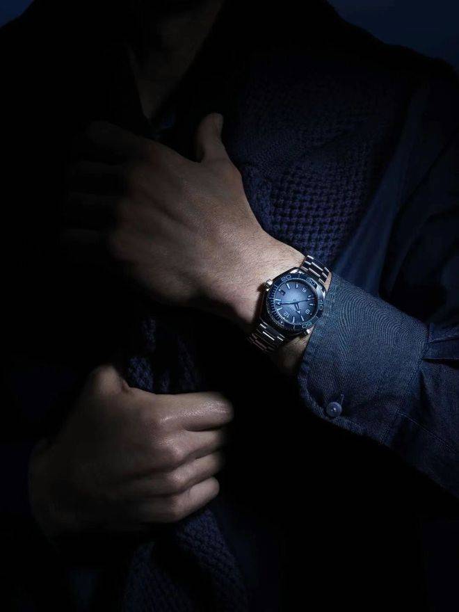 男人爱冒险，得入一只欧米茄海马系列潜水表