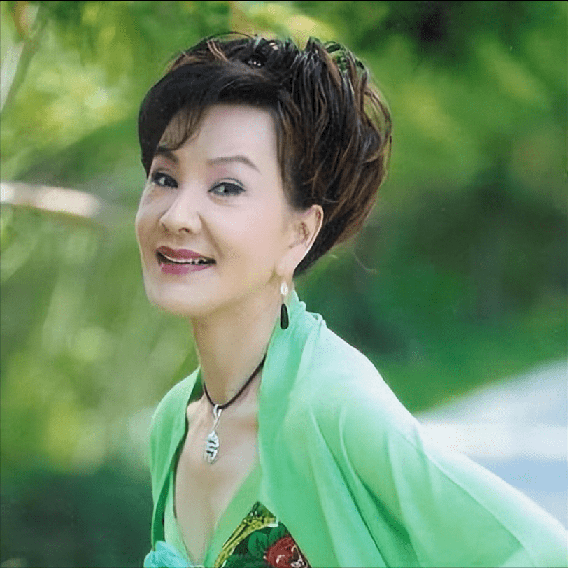 她惨遭双性恋歌手骗婚,二婚嫁小丈夫,66岁丧子,如今怎样了?