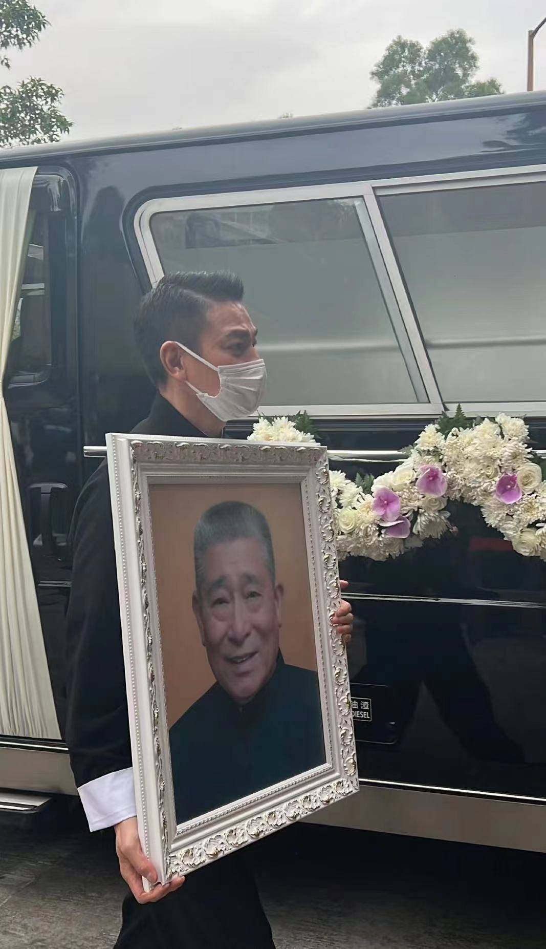刘德华父亲出殡，携老婆女儿出席神情悲伤，圈中明星好友现身悼念