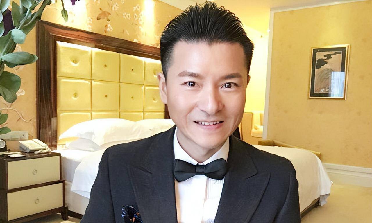 日复一日,教海哗不自觉地开始模仿刘德华.