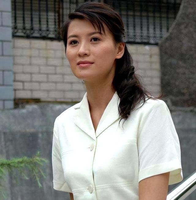 他的第一任妻子是娱乐圈名人,现为国剧一级演员的张瑞秀,在人生巅峰时