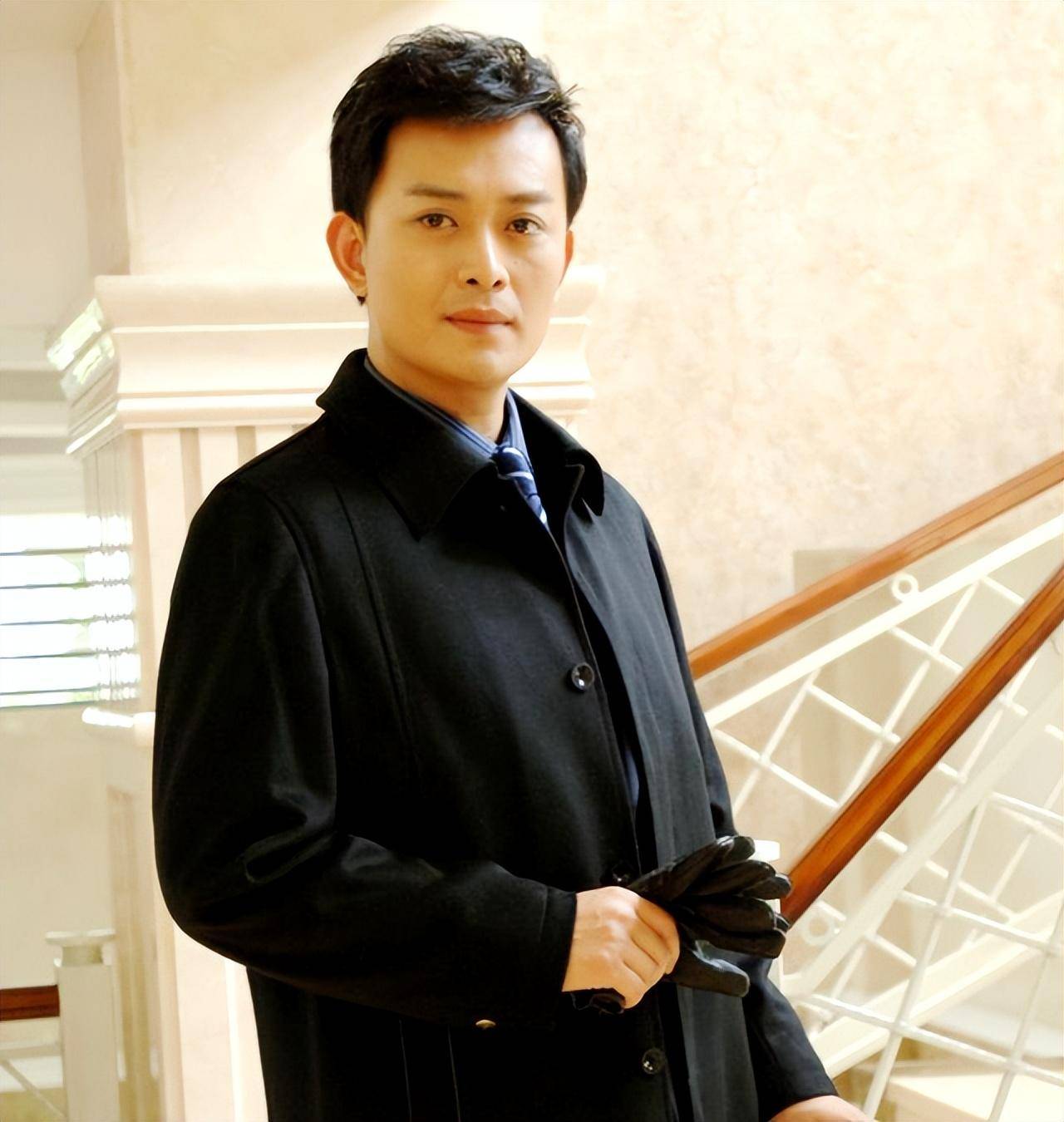 黄海冰:不接受前妻丁克,娶小12岁女演员,如今一子一女幸福美满_闫妍