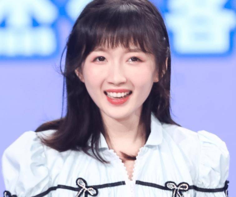 李浩菲晒《中餐厅》合照,被发现p图只p自己,眼睛是赵丽颖四倍_照片