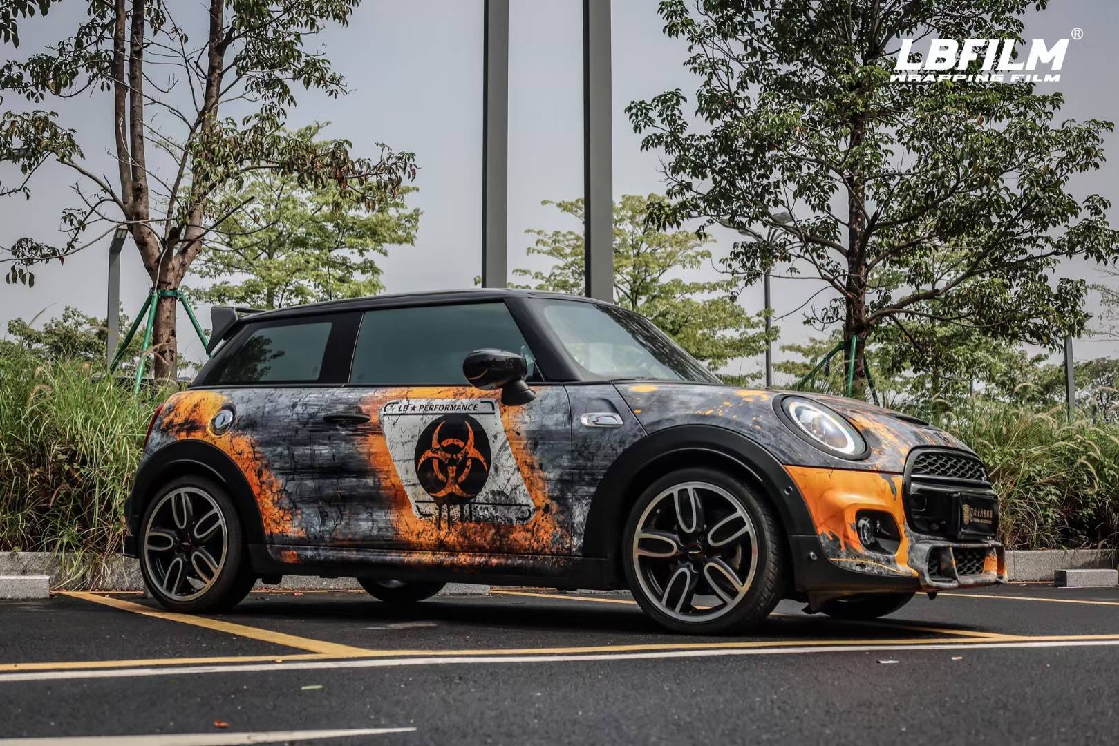 宝马mini-lb改色膜末日生化,耐脏度直接拉满