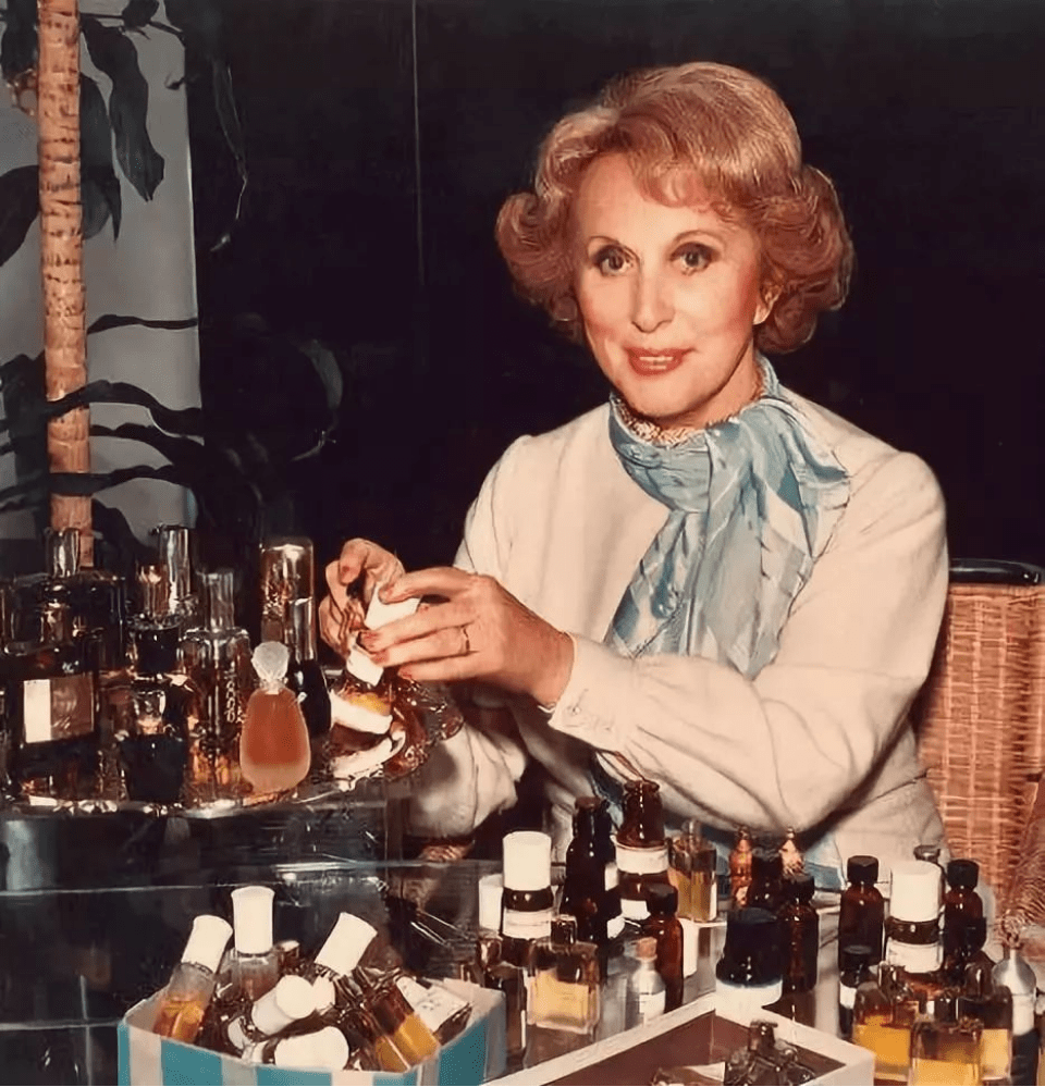 她深知创始人的故事是品牌营销的利器,为了讲好这个故事,出身于工薪