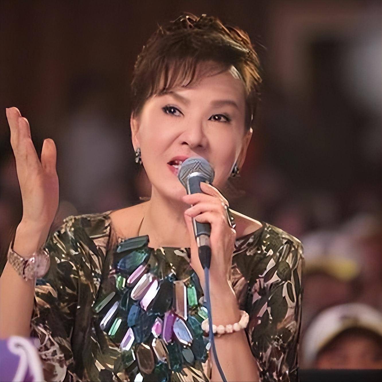 她惨遭双性恋歌手骗婚,二婚嫁小丈夫,66岁丧子,如今怎样了?