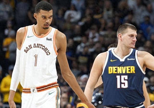 看起来比较弱的后卫文班,面对身高和体重都压倒性的约基奇,始终处于下