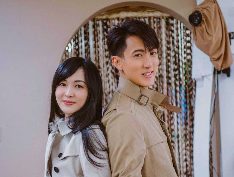 吴尊一家迪士尼被偶遇,女儿颜值引争议,老婆全身名牌被嘲像厂妹_林丽