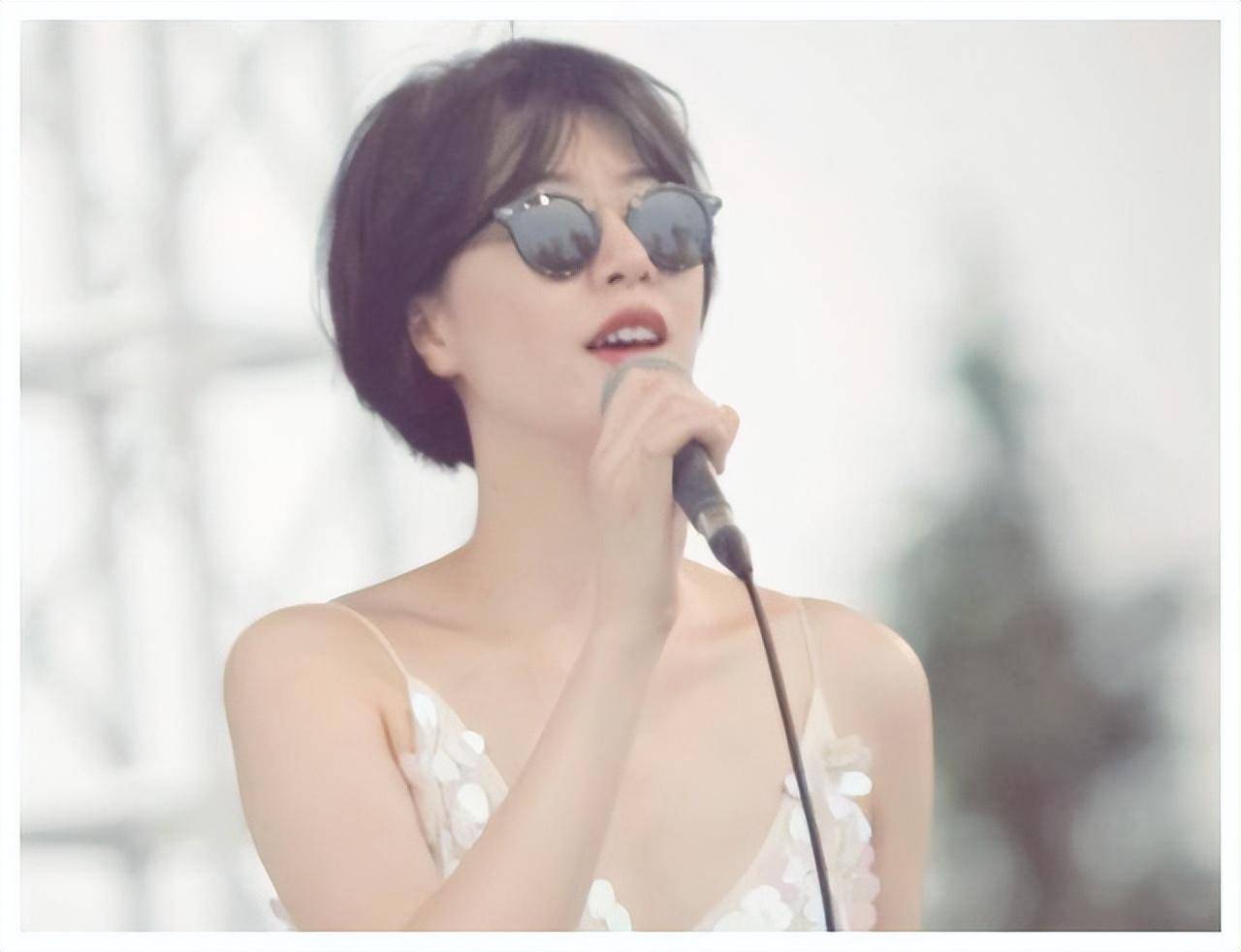 李亚鹏女友晒自拍,清新可爱有气质,长相与王菲大不同_susie_风格_夹克