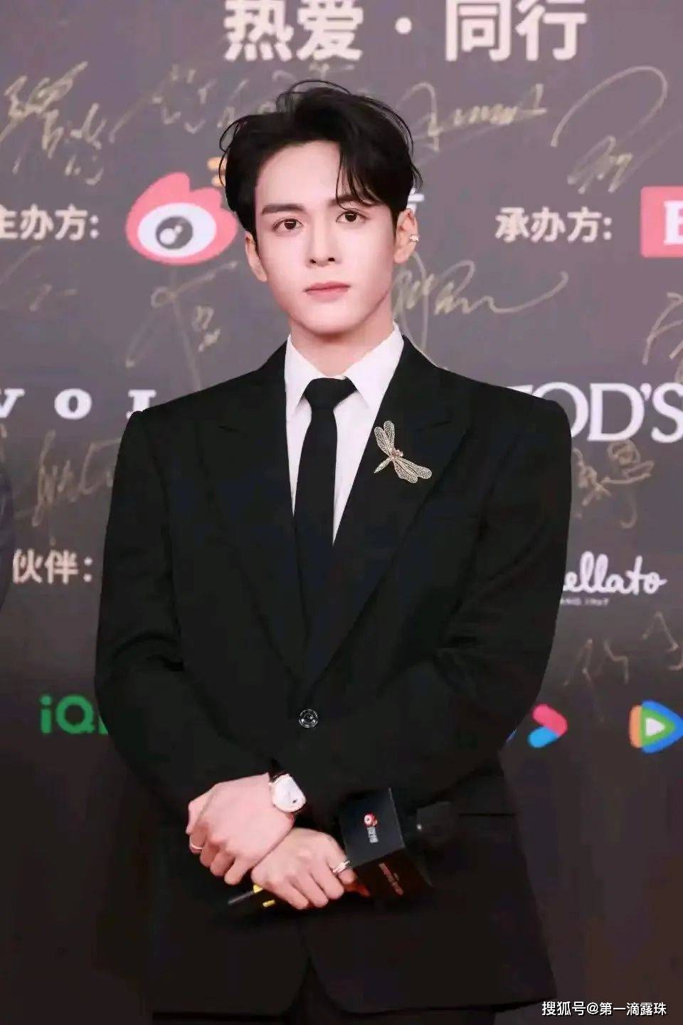 父母爱情主演合体,鸣龙少年张若昀_刘诗诗_长裙_关晓彤