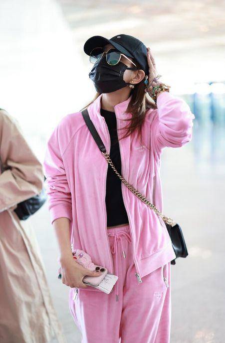 陈妍希亮相北京机场,粉色运动装年轻活力,黑色搭配增添时尚魅力_墨镜