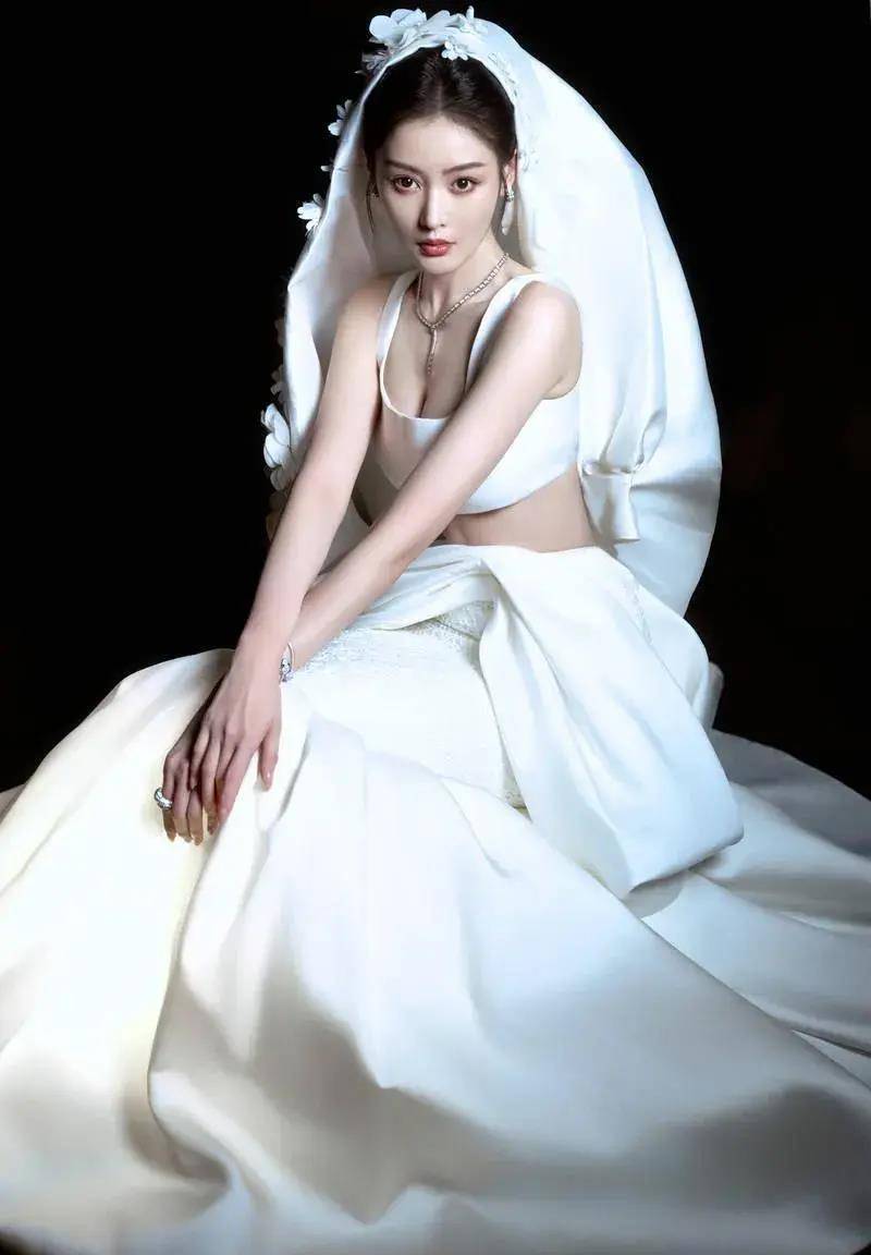 张天爱穿白色鱼尾裙美翻天,清新脱俗又端庄大方_时尚_裙子_魅力