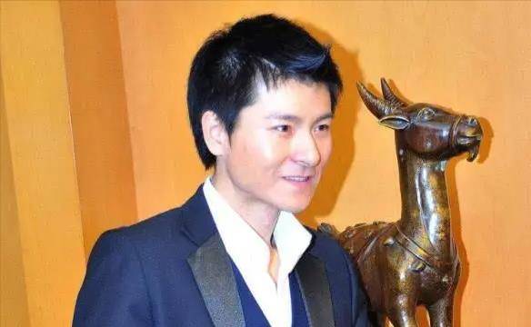 教海哗因模仿刘德华出名,身价上涨后商演赚钱,出场费高到惊人_因为