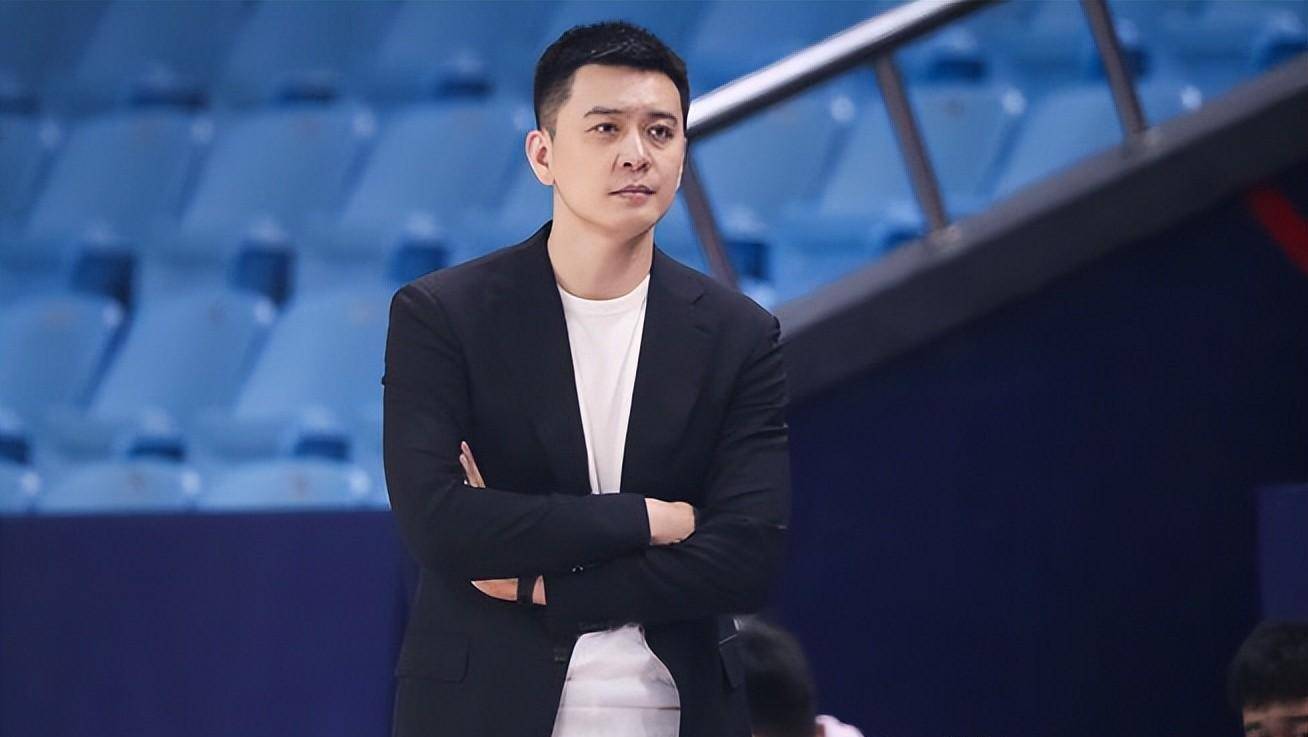 他的感情生活一直备受关注,他曾经和窦宝宝有过一段恋情,但在2013年