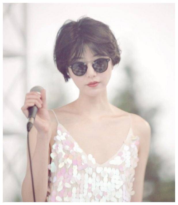 李亚鹏女友晒自拍,清新可爱有气质,长相与王菲大不同_susie_风格_夹克