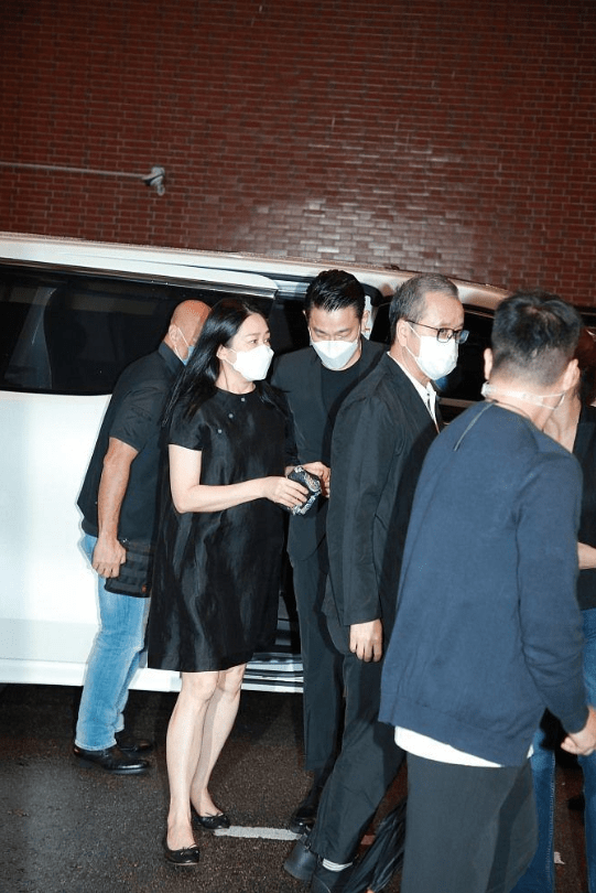 穿黑色唐装沉稳体面,妻子朱丽倩也打扮隆重_传统_服饰_中国