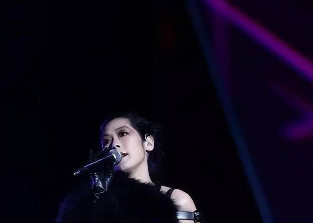 歌坛天后关淑怡:现在53岁流落街头,生下活佛的孩子遭到封杀!