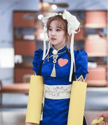 明星cos"春丽",宋雨琦可爱,成龙还原度高,却被黄明昊惊艳到_造型_时候