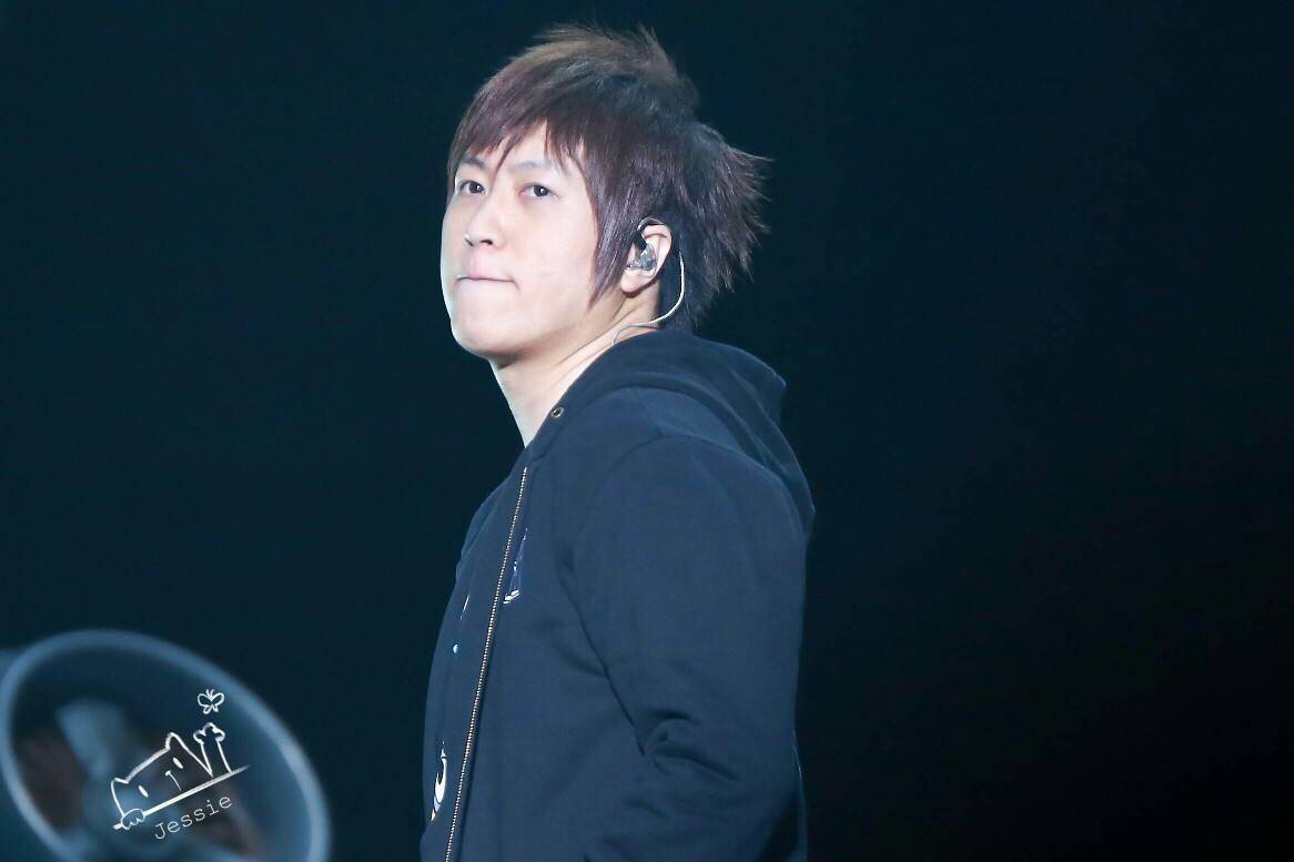 阿信:出身阴面却心怀着倔强追逐太阳,他若假唱,最对不起自己_五月天