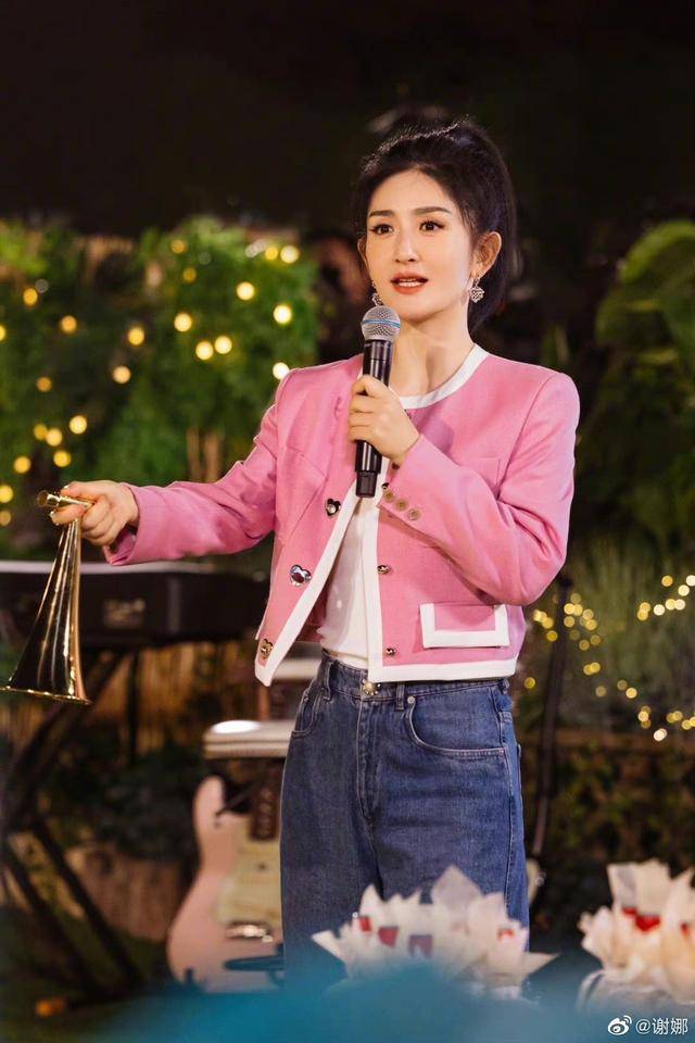 谢娜新书发布,配图曝光三胎女儿长相,小宝宝肉嘟嘟头发乌黑_舞台_因为